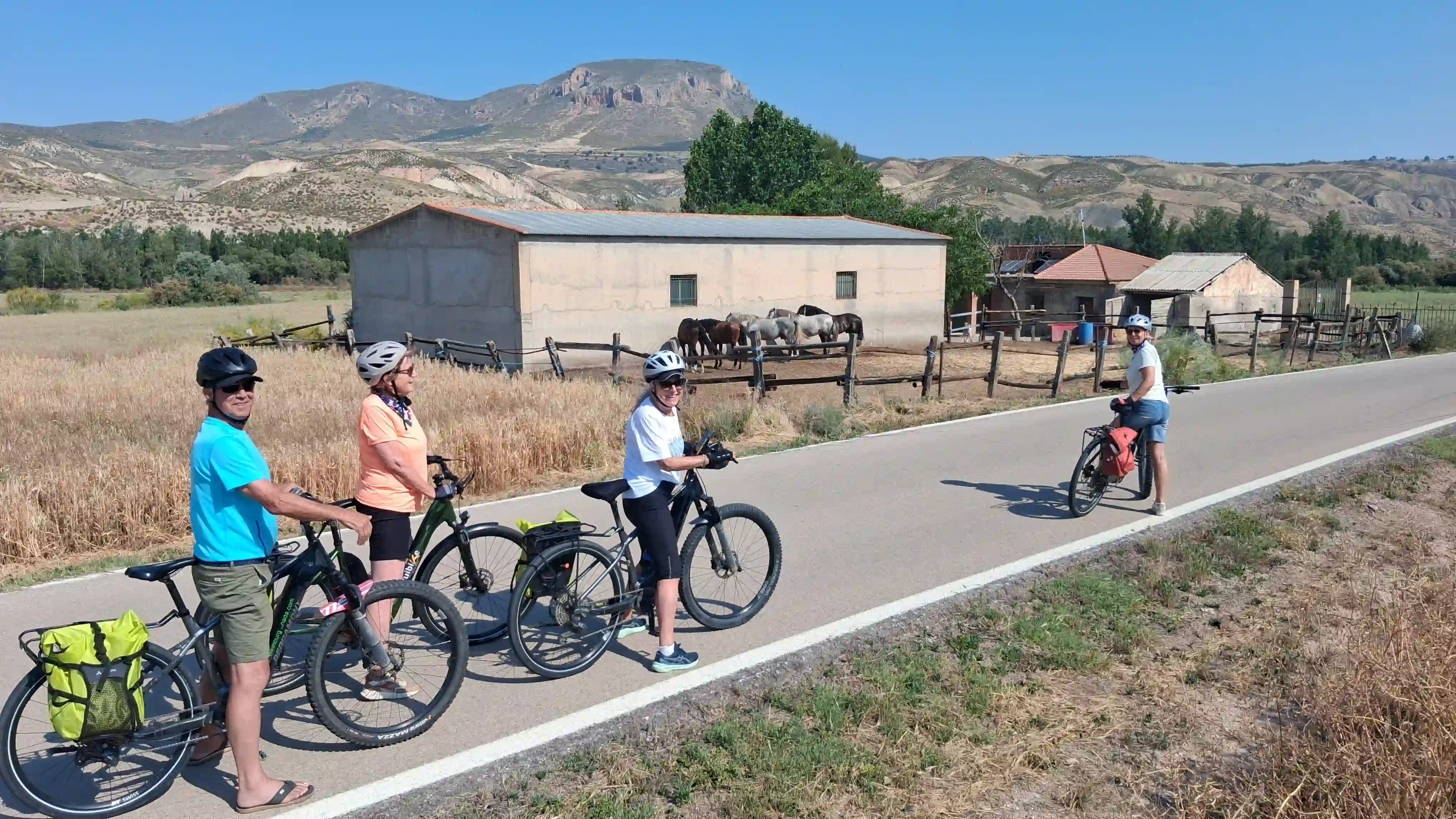 ciclista mirando la sierra con cicicleta a su lado