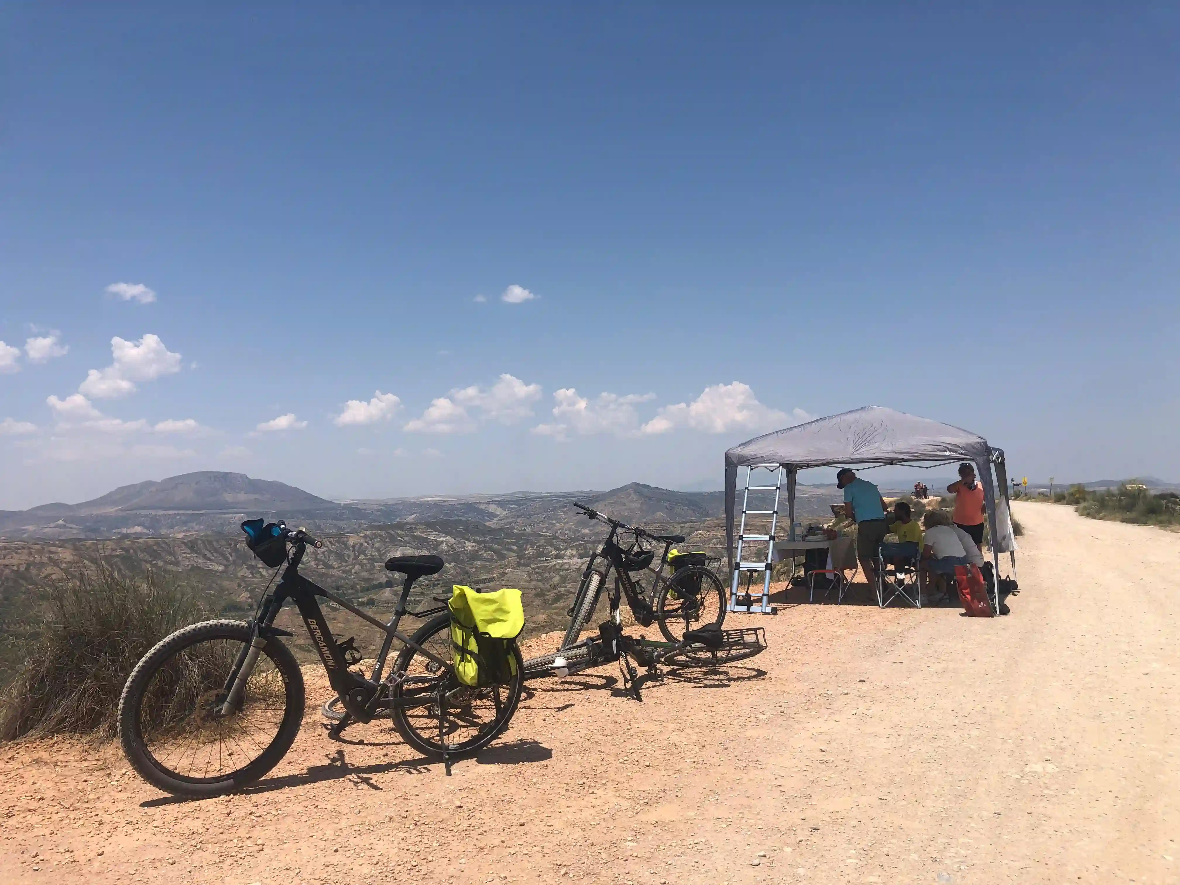 ciclista mirando la sierra con cicicleta a su lado