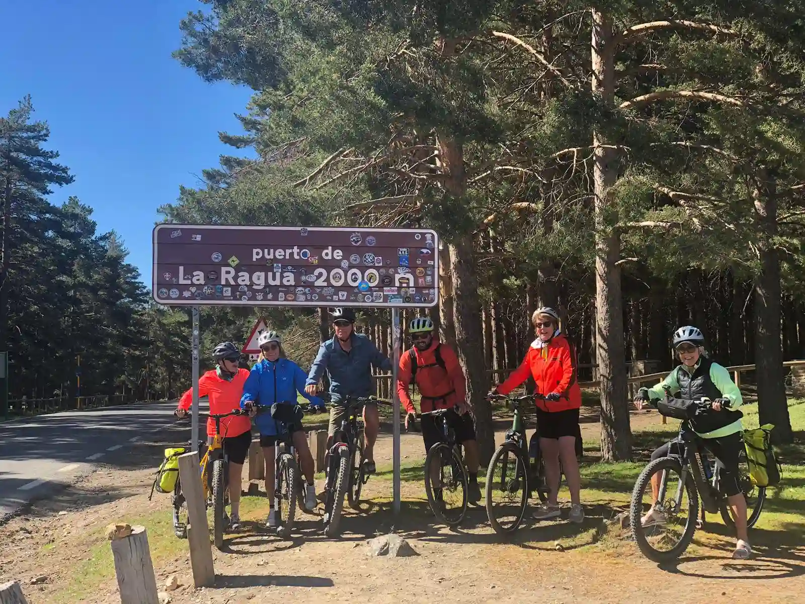 ciclista mirando la sierra con cicicleta a su lado