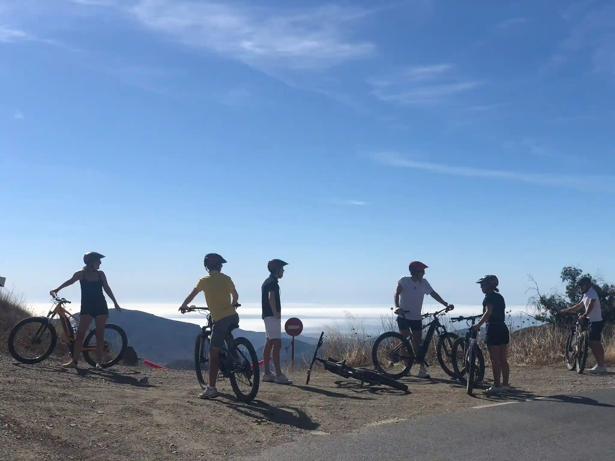 ciclista mirando la sierra con cicicleta a su lado