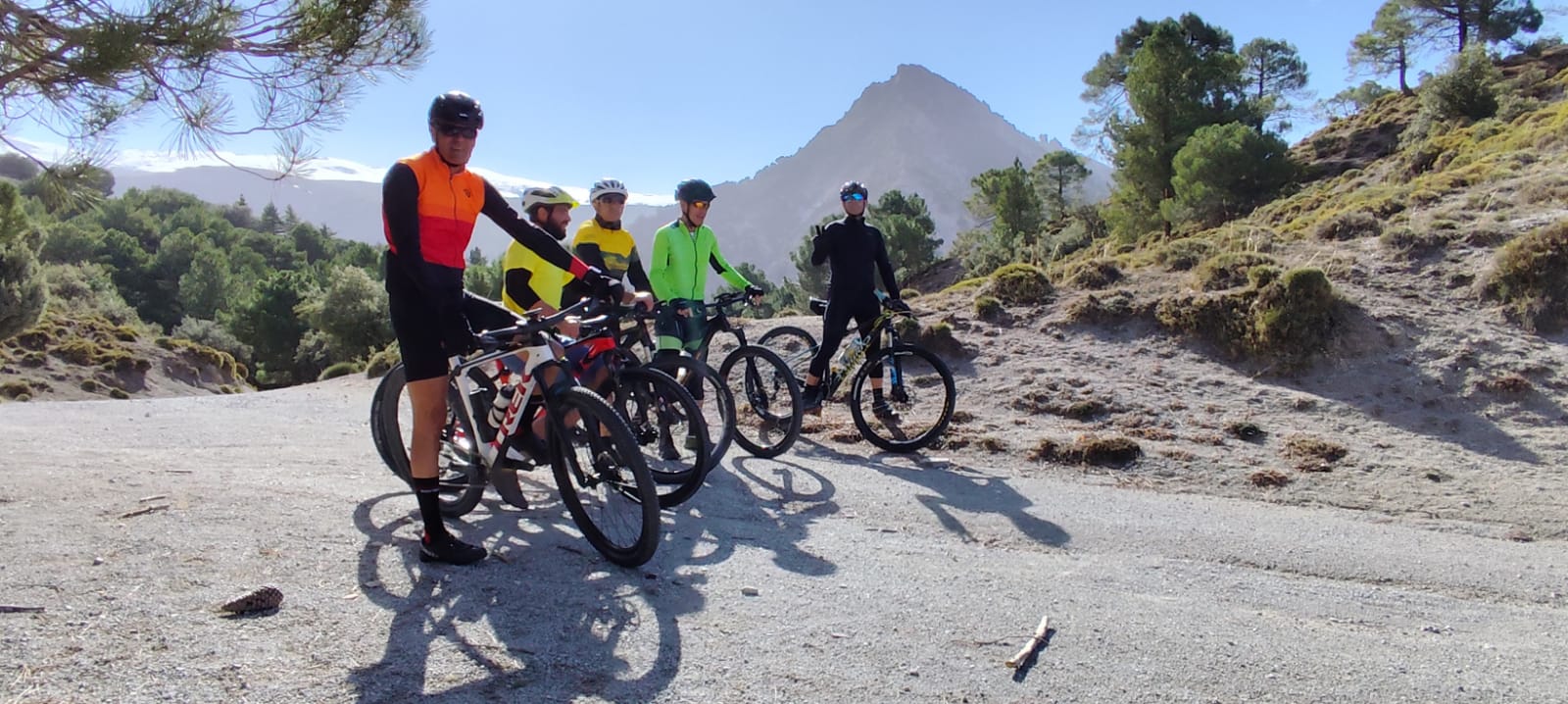 ciclista mirando la sierra con cicicleta a su lado
