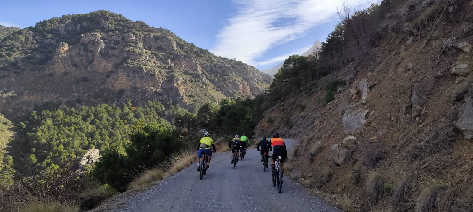 ciclista mirando la sierra con cicicleta a su lado