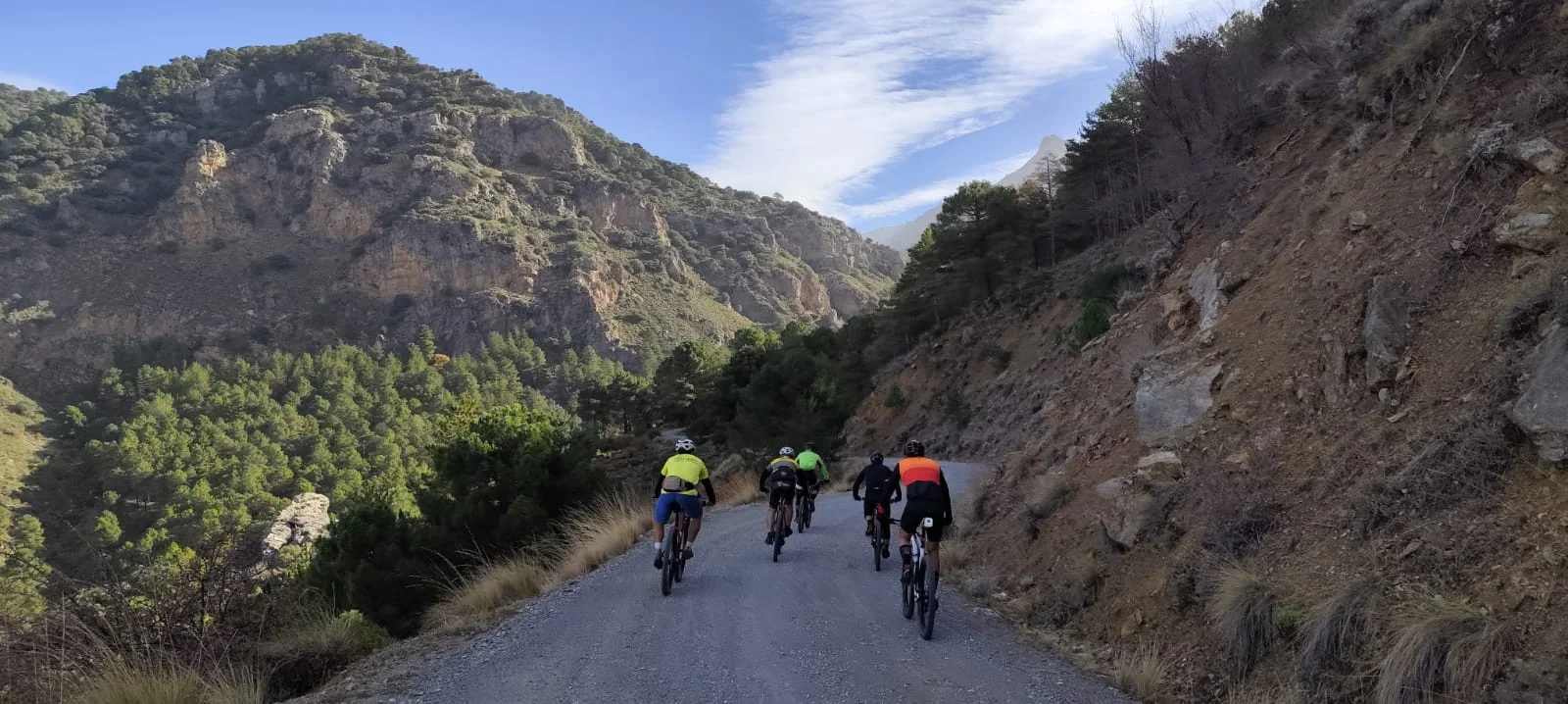 ciclista mirando la sierra con cicicleta a su lado