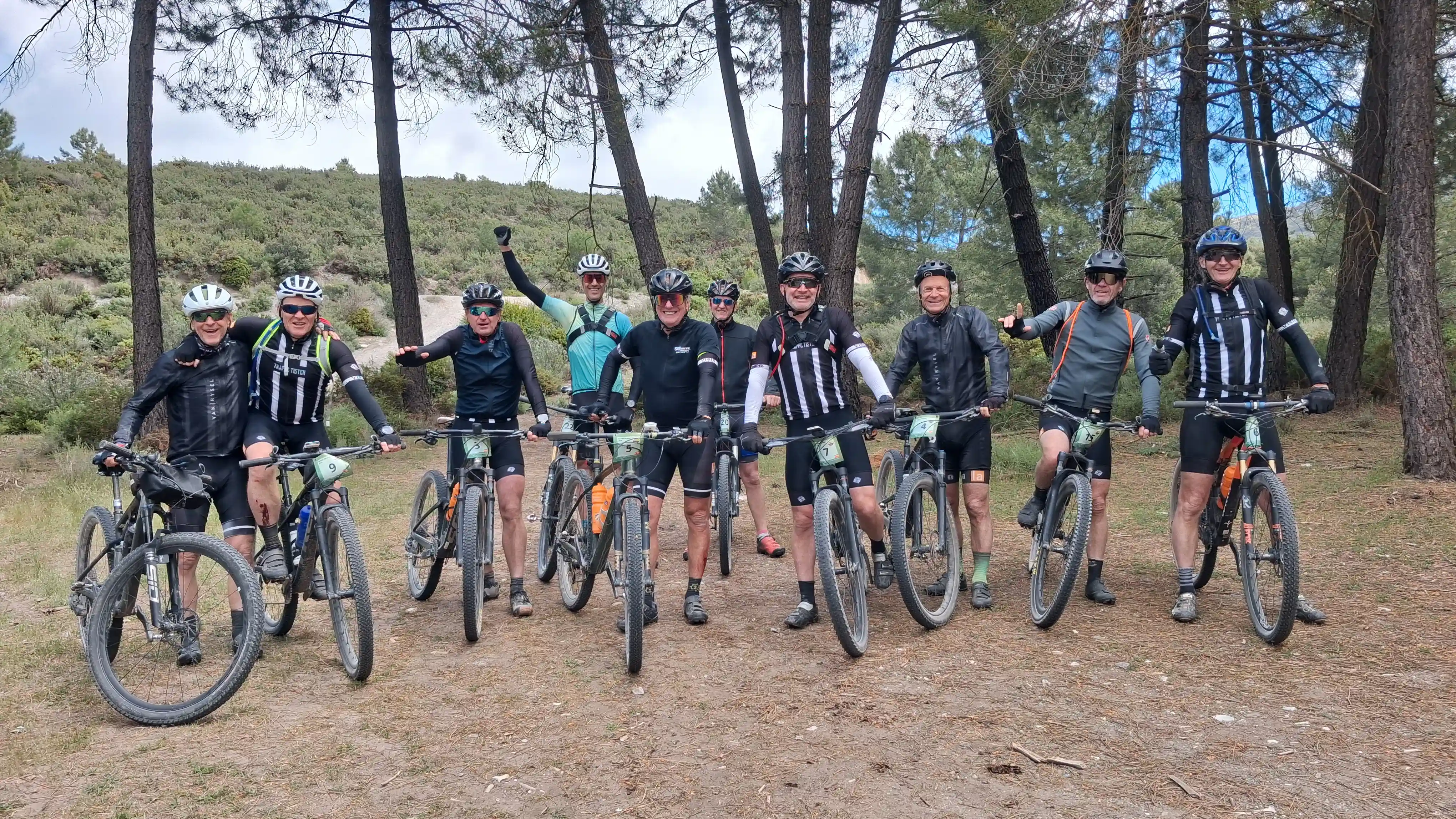 ciclista mirando la sierra con cicicleta a su lado