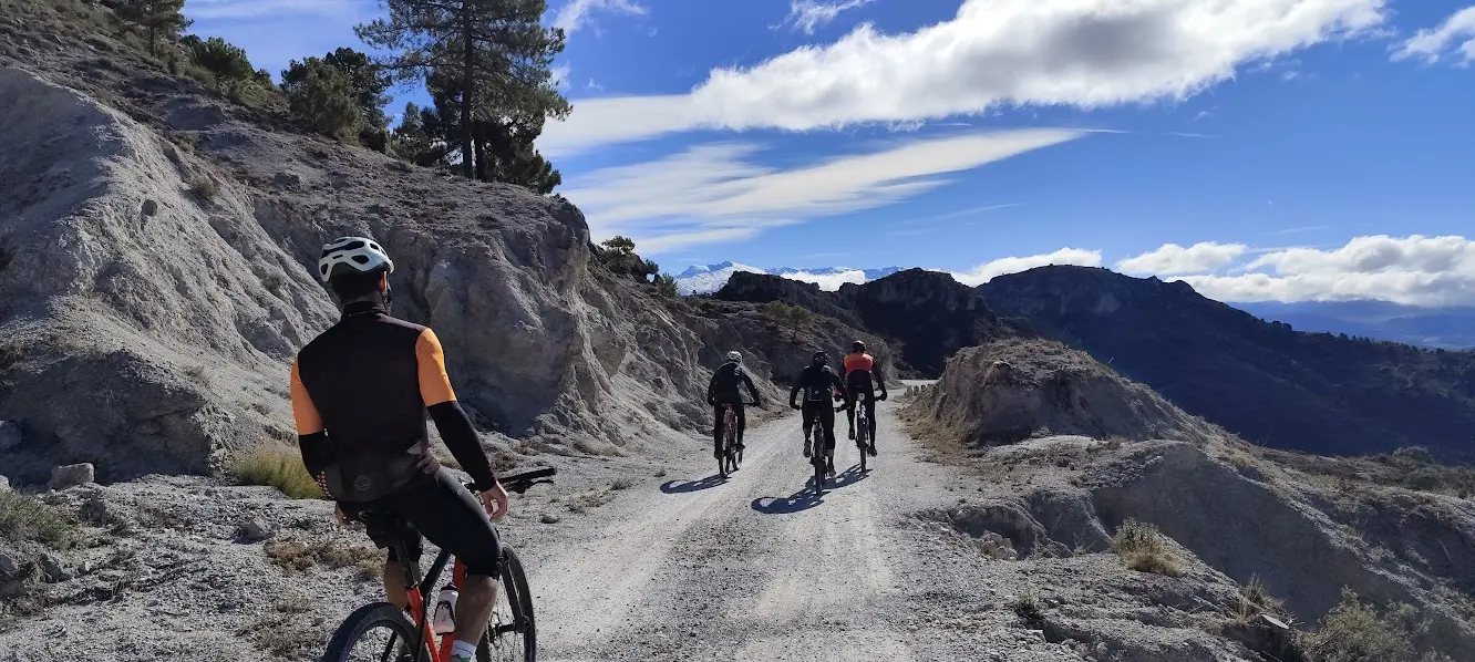 ciclista mirando la sierra con cicicleta a su lado
