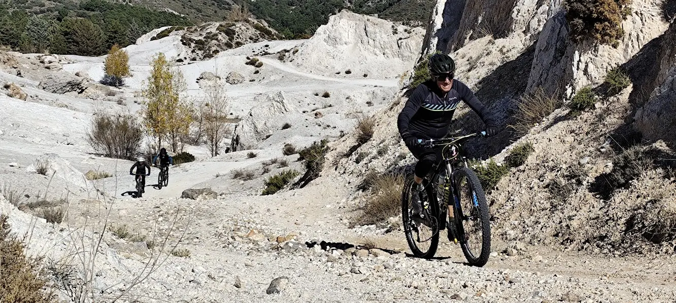 ciclista mirando la sierra con cicicleta a su lado