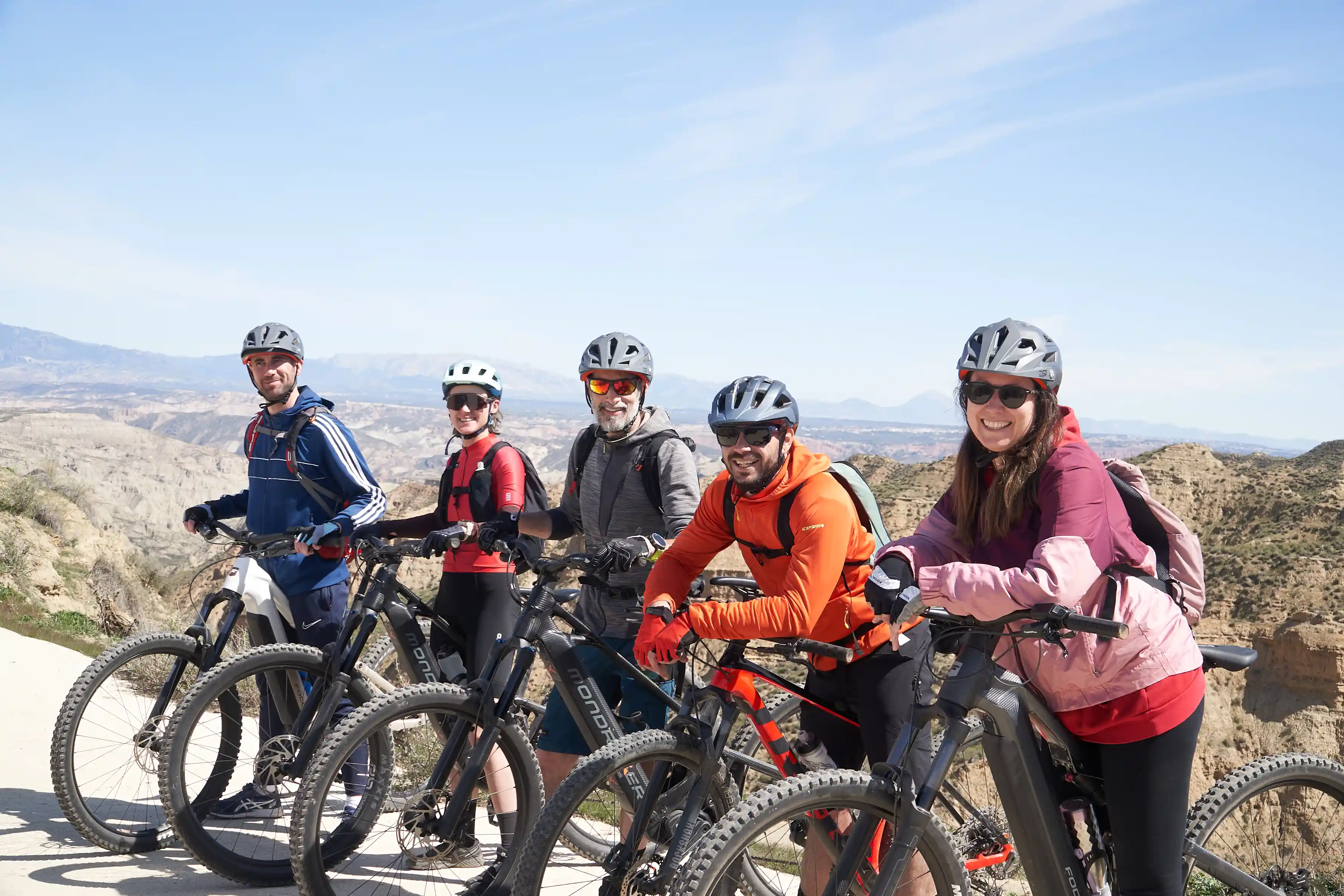 ciclista mirando la sierra con cicicleta a su lado