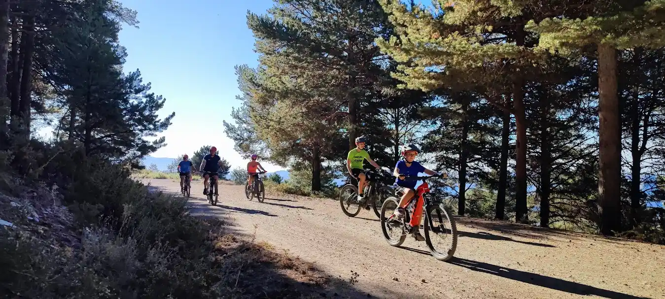 ciclista mirando la sierra con cicicleta a su lado