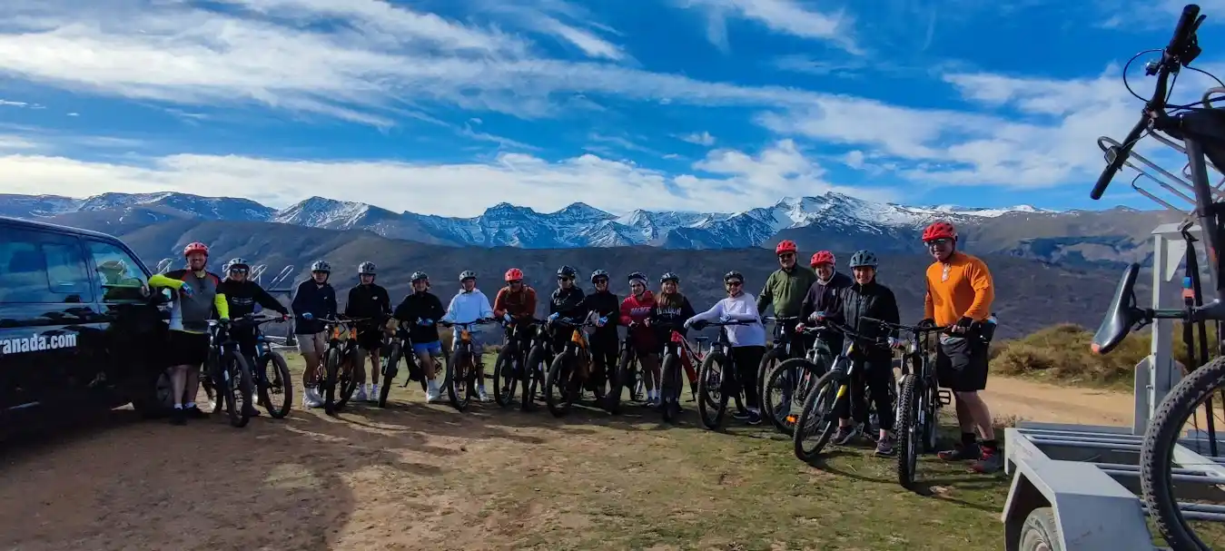 ciclista mirando la sierra con cicicleta a su lado