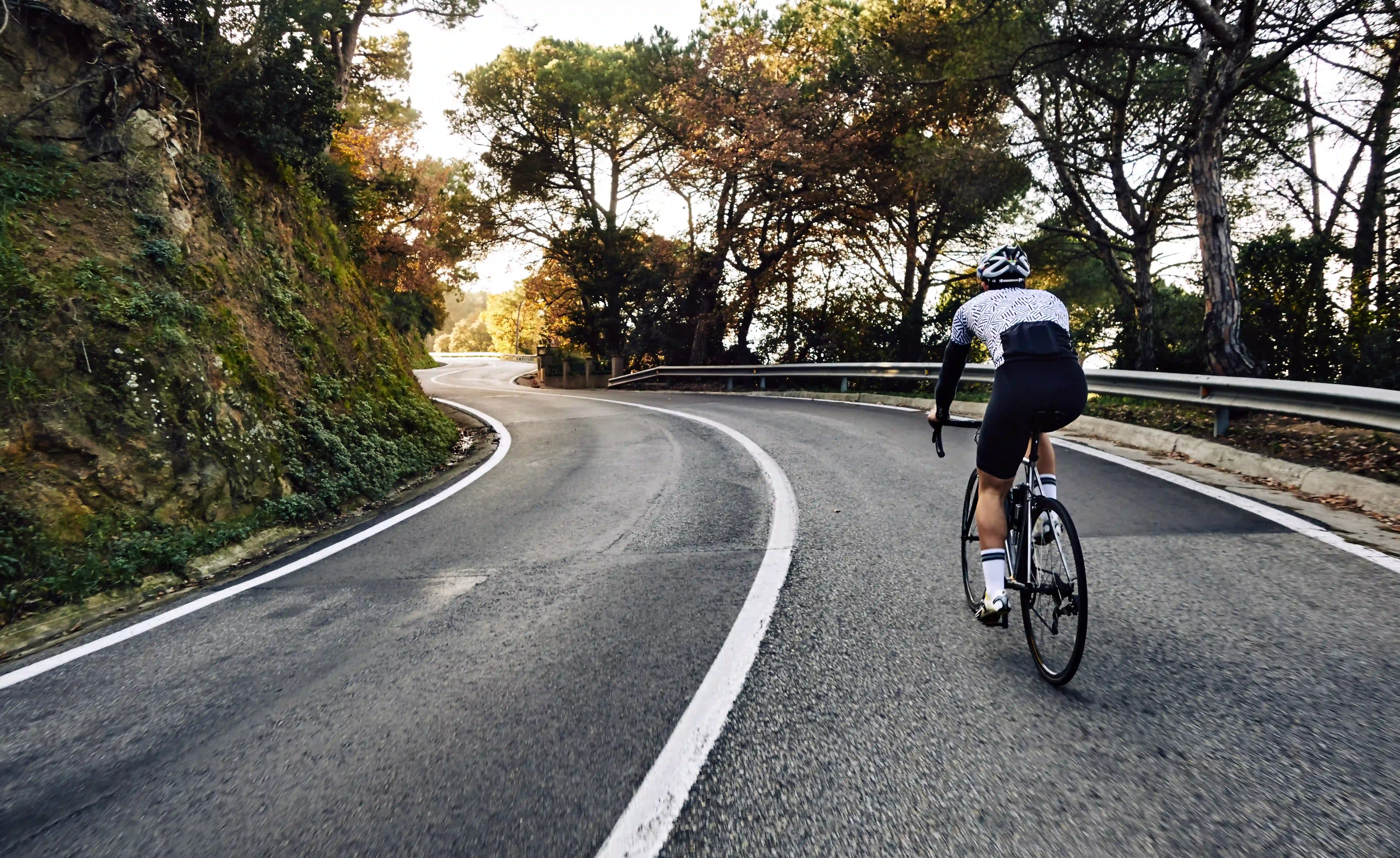 ciclista mirando la sierra con cicicleta a su lado