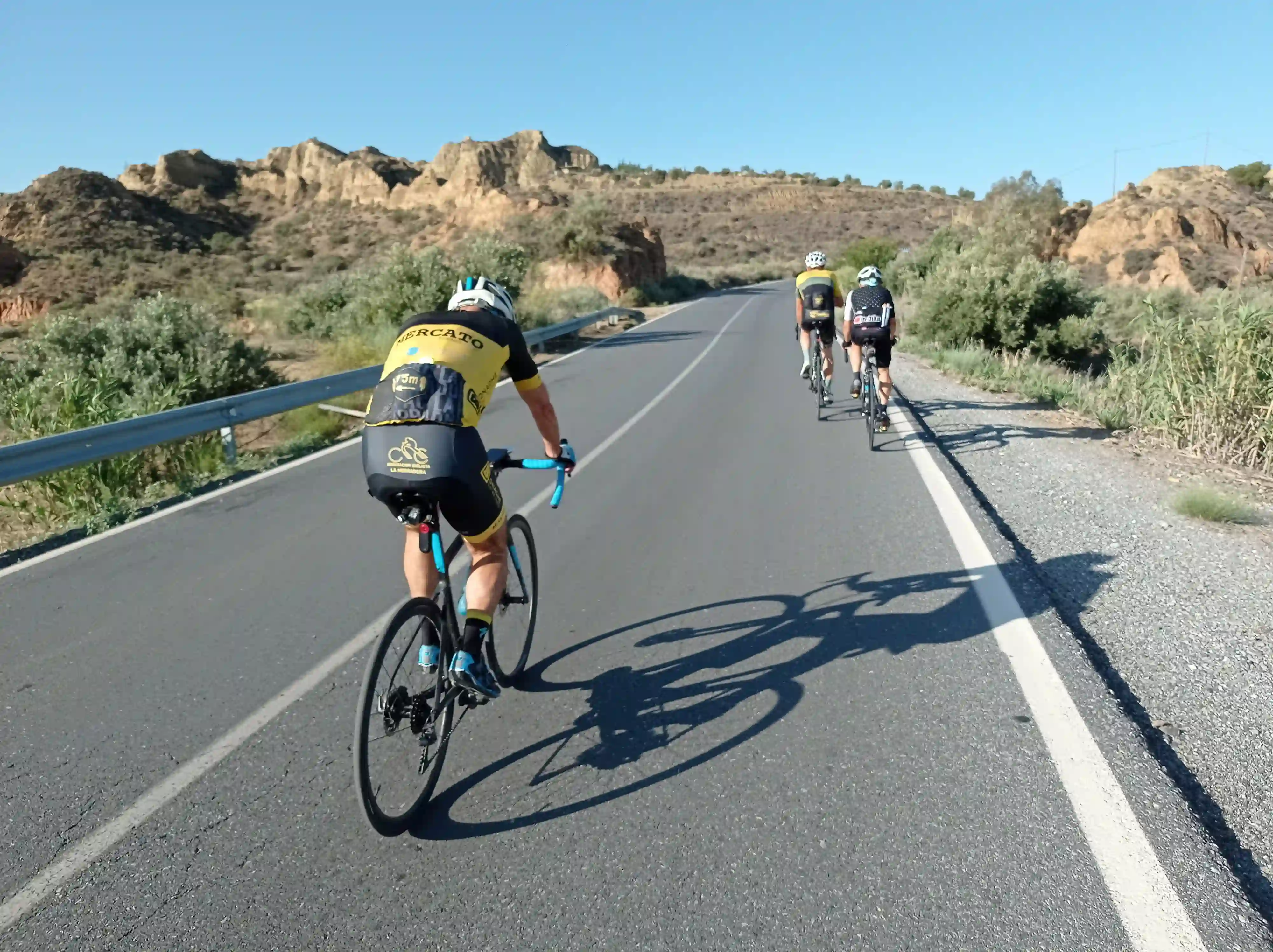 ciclista mirando la sierra con cicicleta a su lado