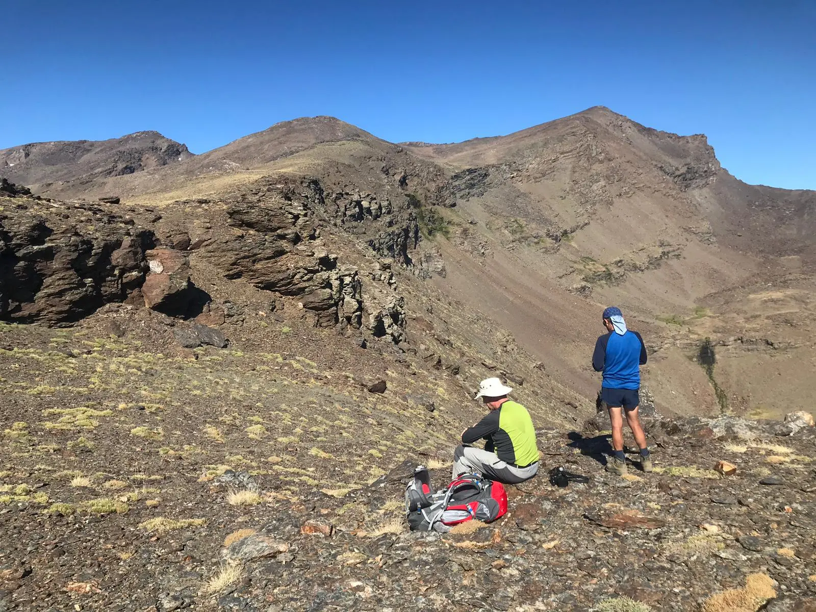 ciclista mirando la sierra con cicicleta a su lado