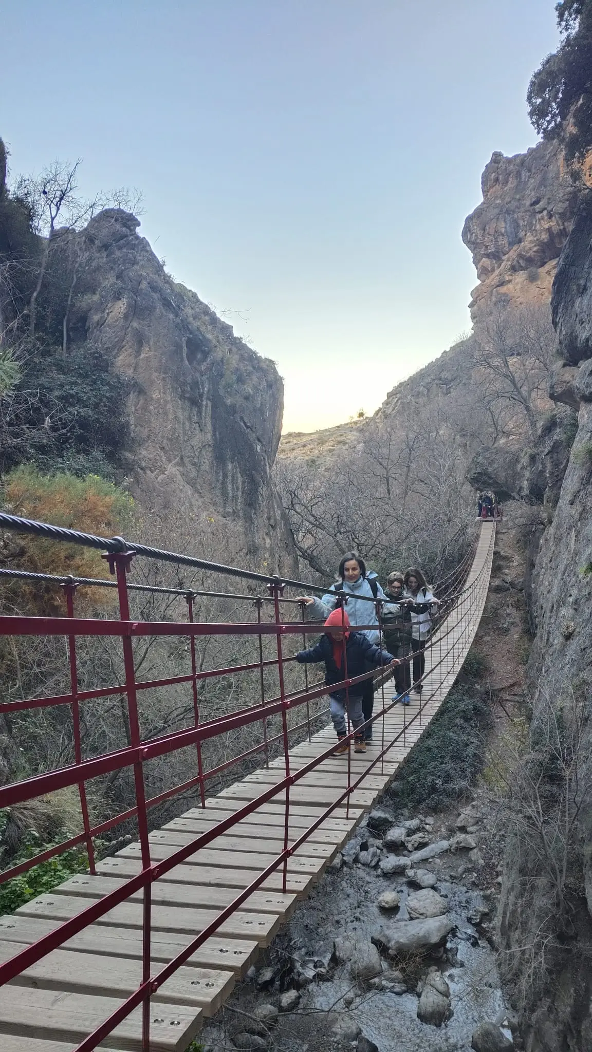 ciclista mirando la sierra con cicicleta a su lado