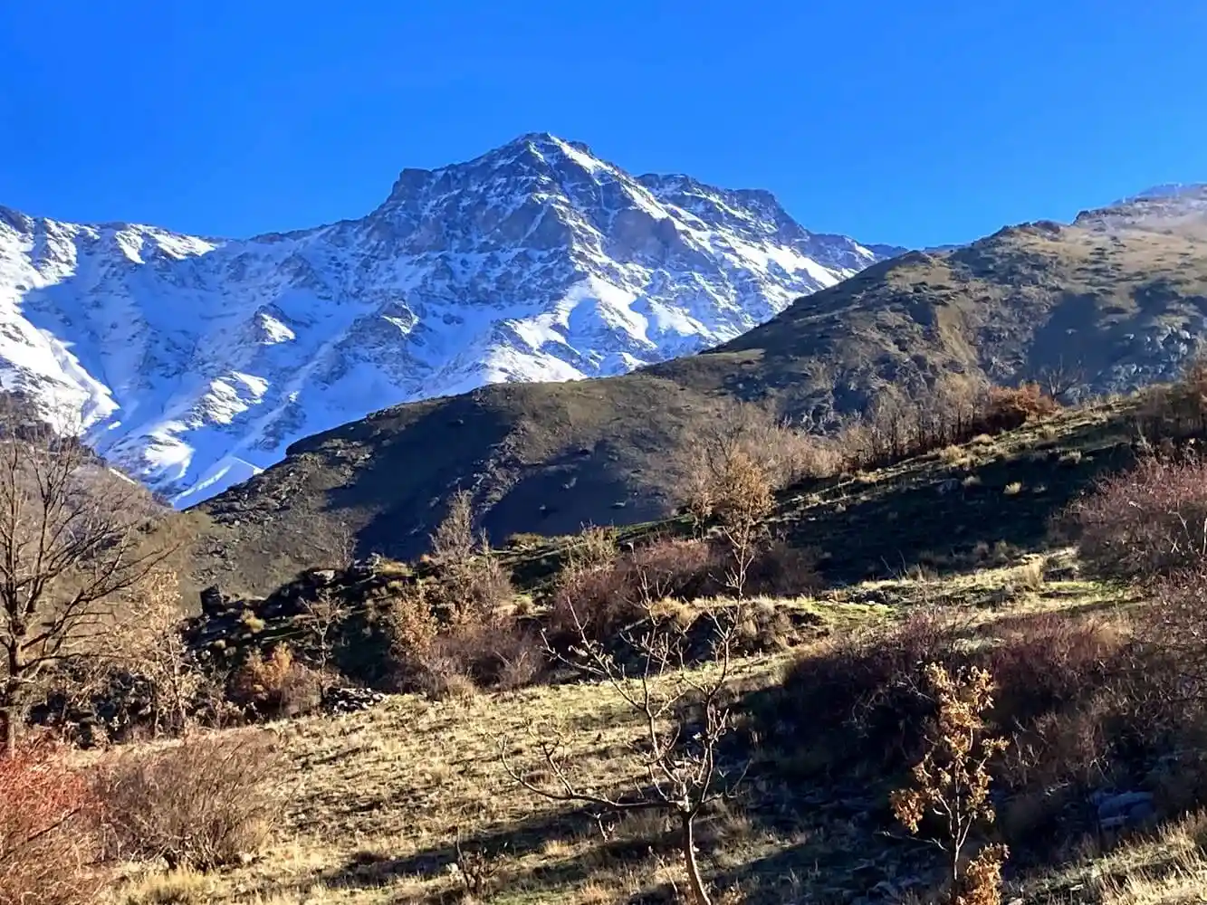 ciclista mirando la sierra con cicicleta a su lado
