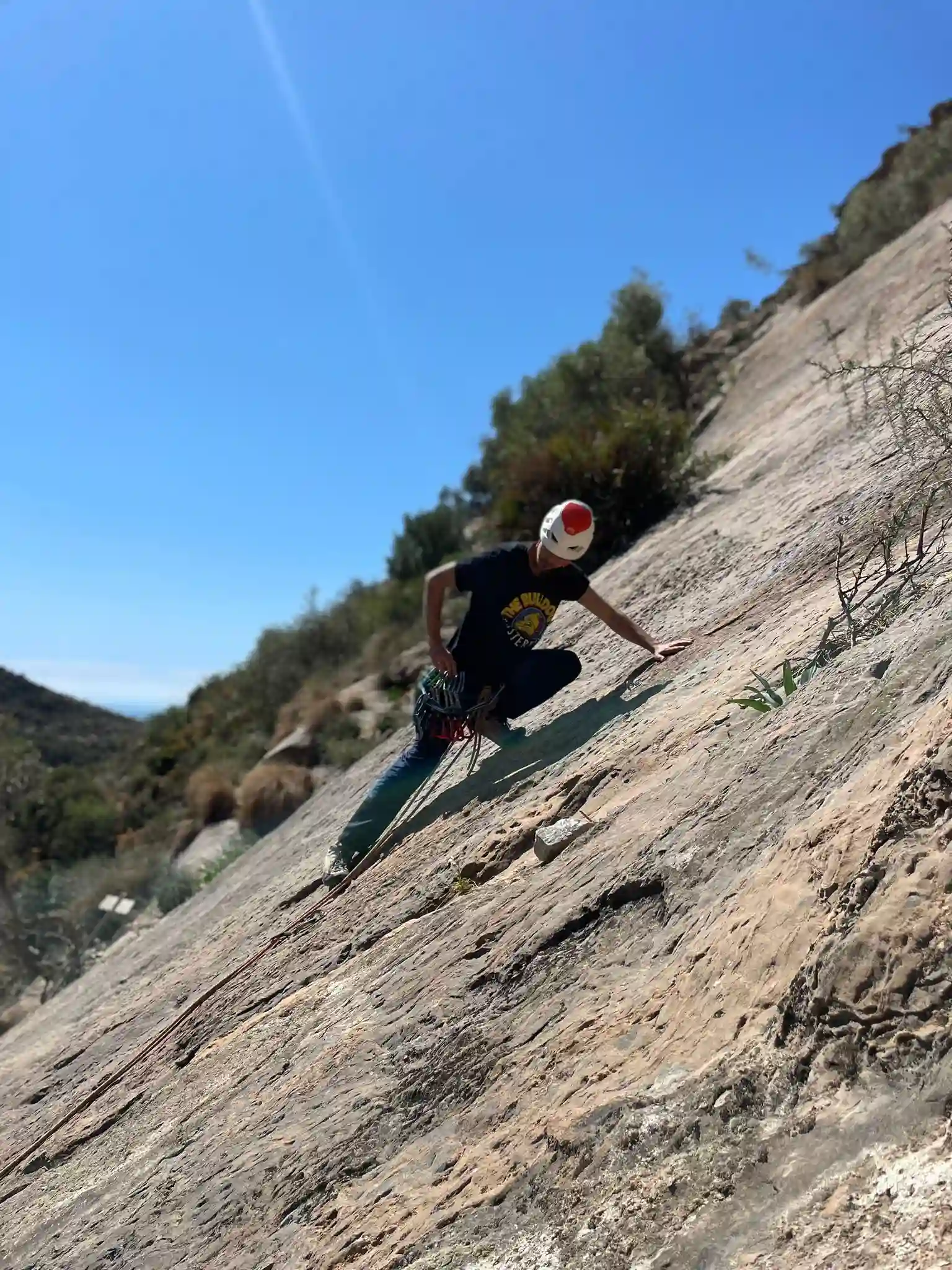 ciclista mirando la sierra con cicicleta a su lado