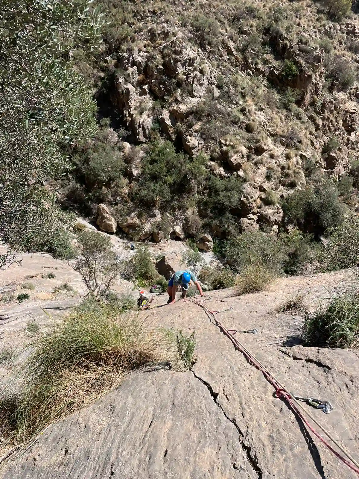ciclista mirando la sierra con cicicleta a su lado