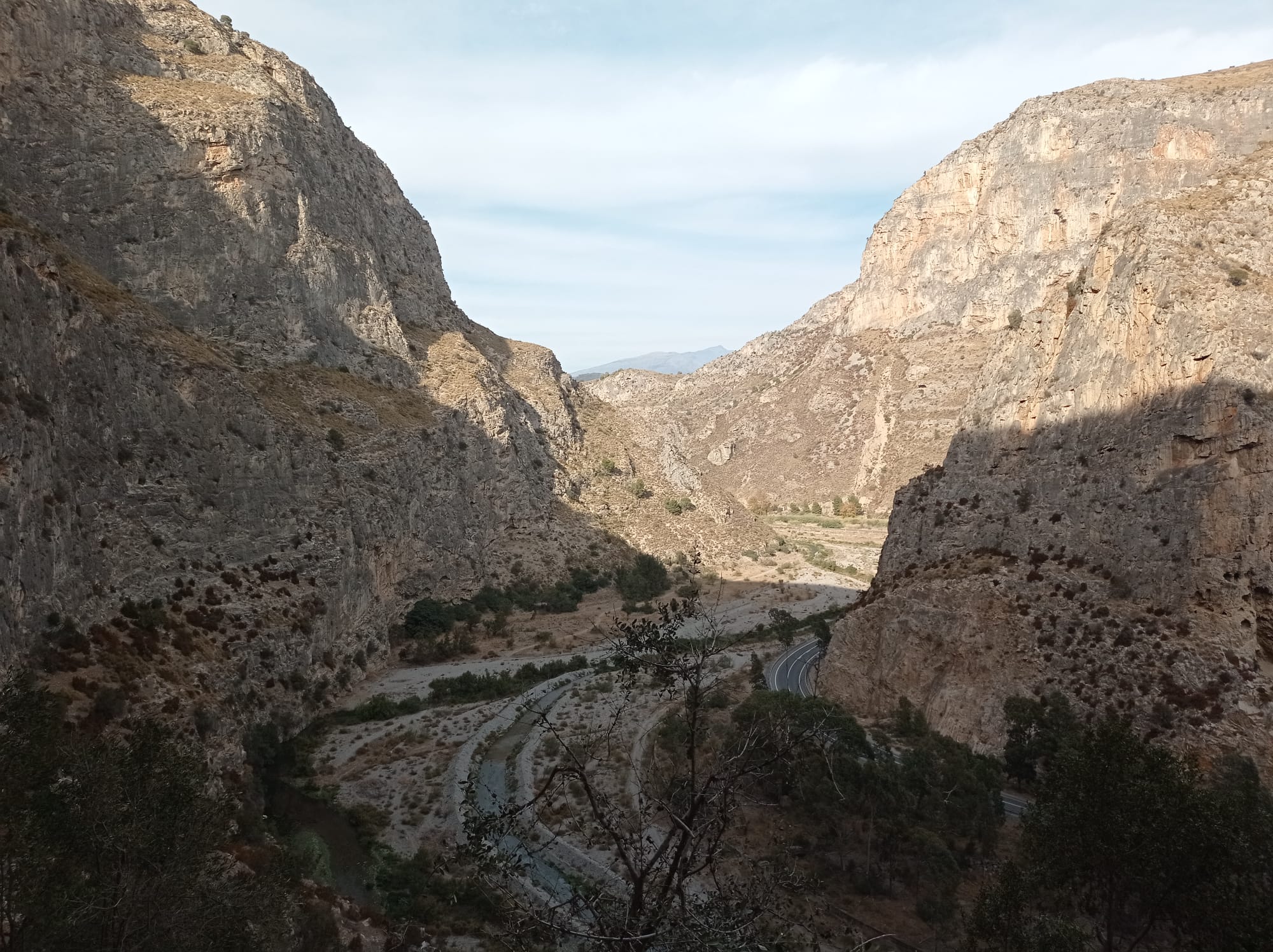 ciclista mirando la sierra con cicicleta a su lado